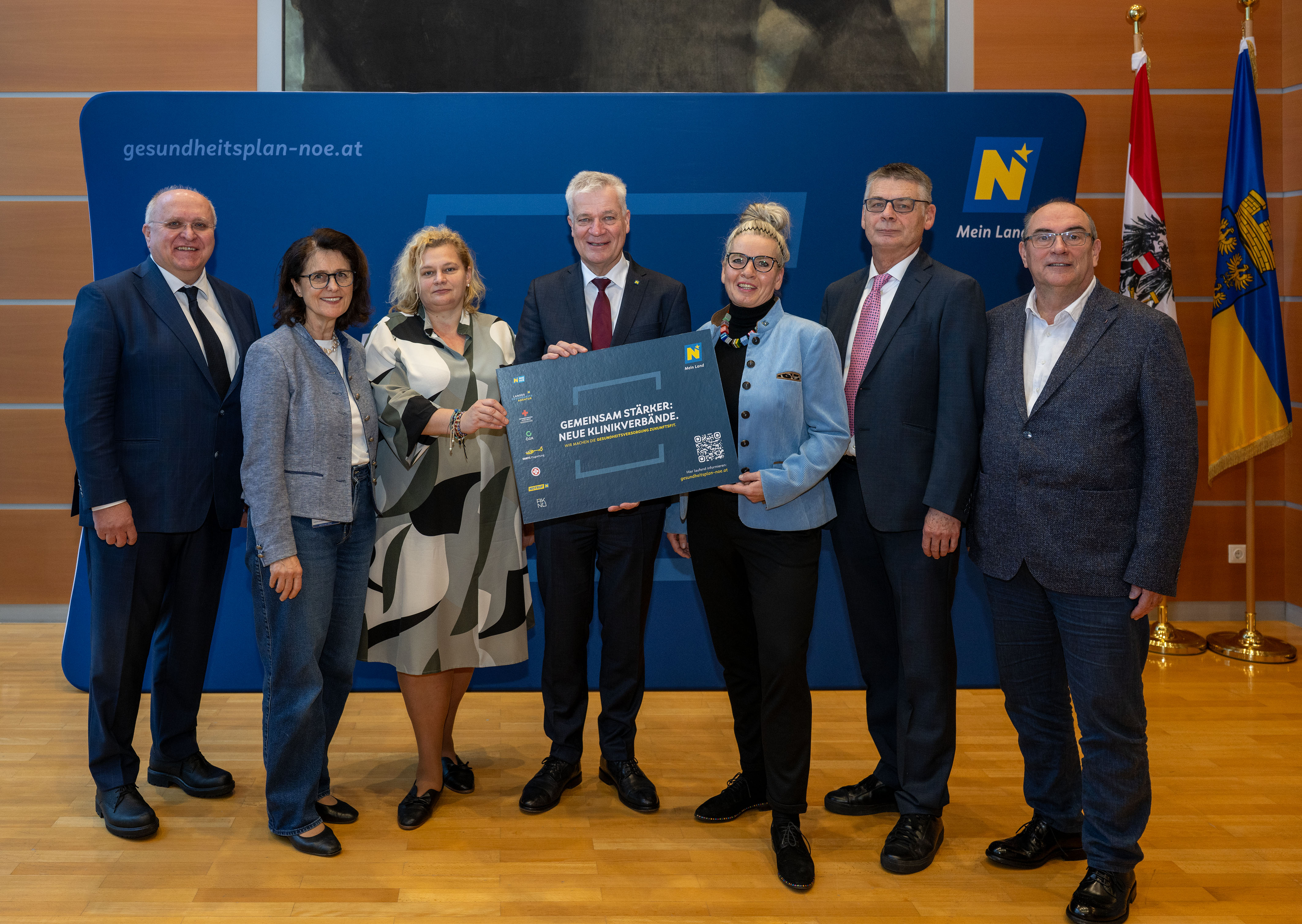 Klinik- und Landesvertreter mit den neuen Kooperationspartnern